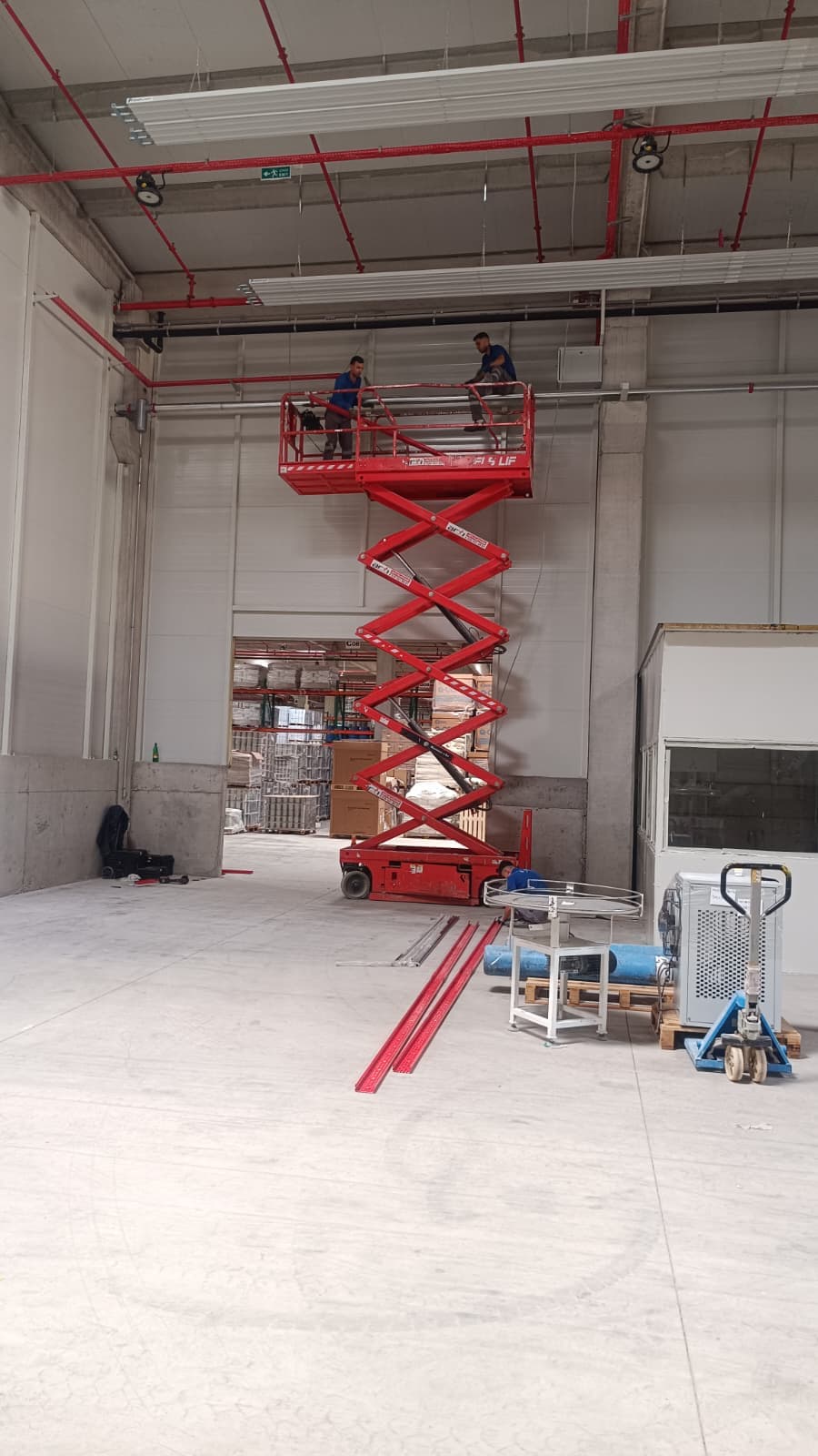 Akülü mü Dizel mi? İstanbul'da Doğru Manlift Seçimi — Artı Platform saha çalışması